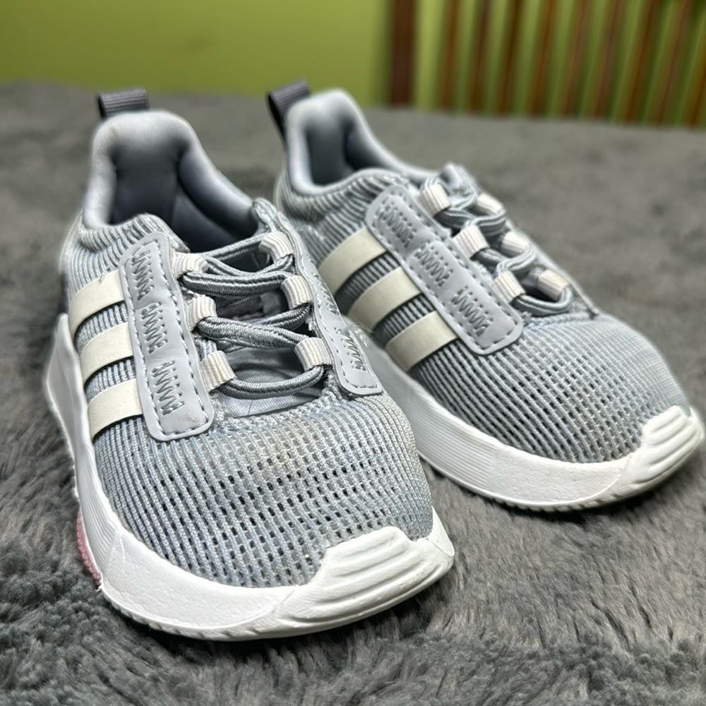 Adidas toddler size 5 sneaker. - Picture 1 of 3